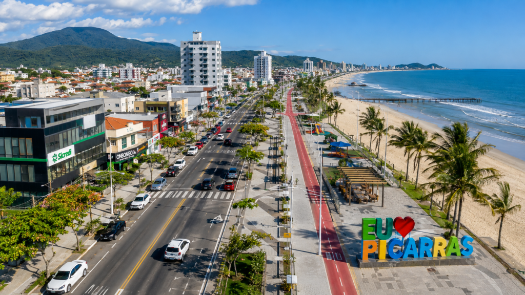 Comércio e orla urbanizada no Centro de Balneário Piçarras, Santa Catarina