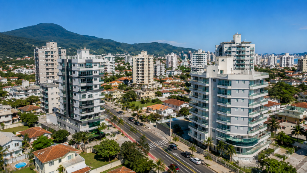 Edifícios residenciais no bairro Itacolomi, setor norte de Balneário Piçarras
